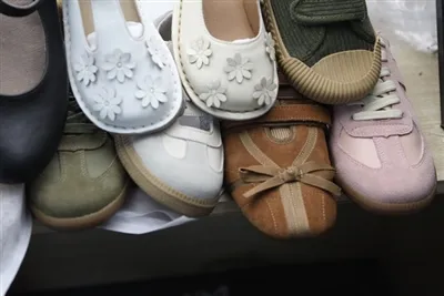 To taub txog qhov sib txawv ntawm cov khau raj txias thiab txhaj tshuaj-moldi...